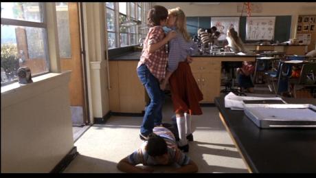 E.T. The Extra-terrestrial - Elliot First Kiss / E.T. El extraterrestres - El primer beso de Elliot - Desde http://familyhalloweenmovies.blogspot.com/2010/10/movie-7-et-extra-terrestrial-1982.html